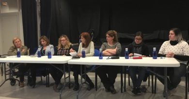 6 mujeres políticas debaten sobre el feminismo en una mesa redonda que reúne a centenares de vecinos en La Canyada 6 mujeres políticas debaten sobre el feminismo en una mesa redonda que reúne a centenares de vecinos en La Canyada